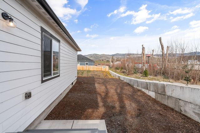 100 Oak Valley Drive, Talent, OR 97540