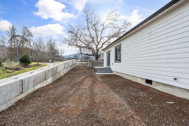 100 Oak Valley Drive, Talent, OR 97540