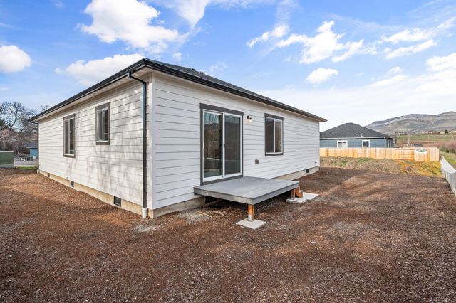 100 Oak Valley Drive, Talent, OR 97540