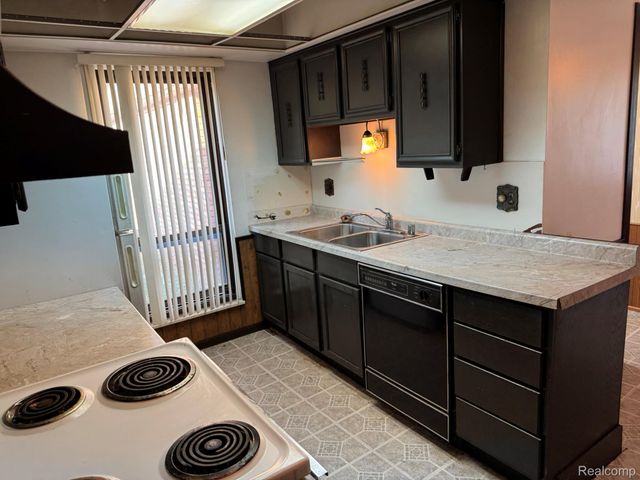 11960 E Fort Lauderdale Street, Warren, MI 48093