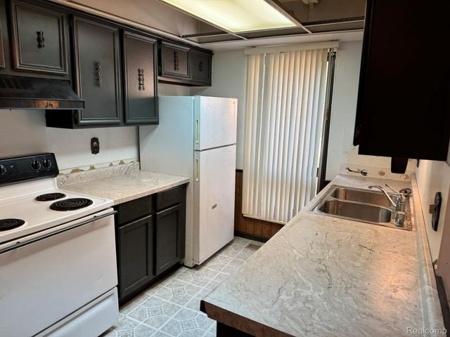 11960 E Fort Lauderdale Street, Warren, MI 48093