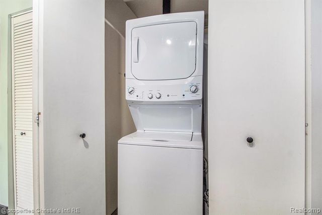 6533 E Jefferson 427, Detroit, MI 48207