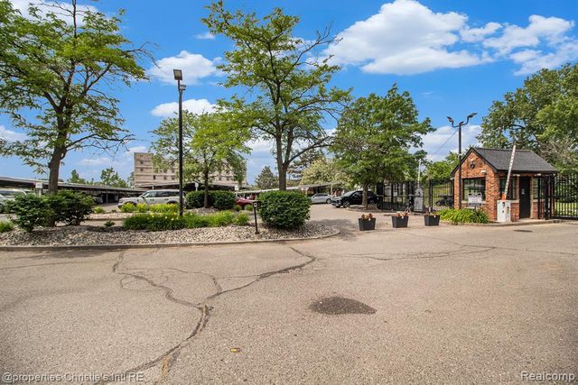 6533 E Jefferson 427, Detroit, MI 48207