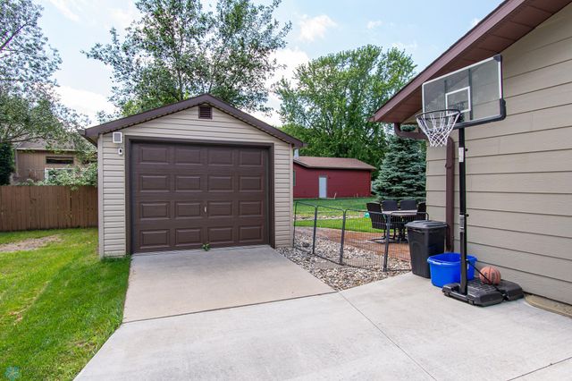 1902 23rd Avenue S, Fargo, ND 58103