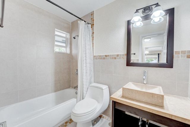 2220 NE 41st Street, Lighthouse Point, FL 33064