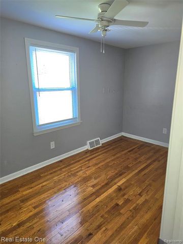 1028 E Pearl Avenue, Hazel Park, MI 48030