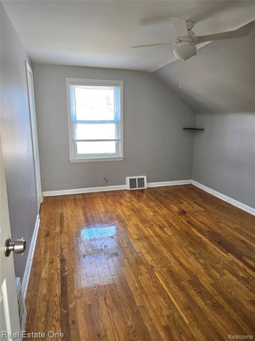 1028 E Pearl Avenue, Hazel Park, MI 48030