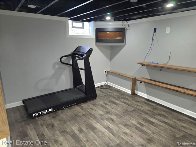 1028 E Pearl Avenue, Hazel Park, MI 48030