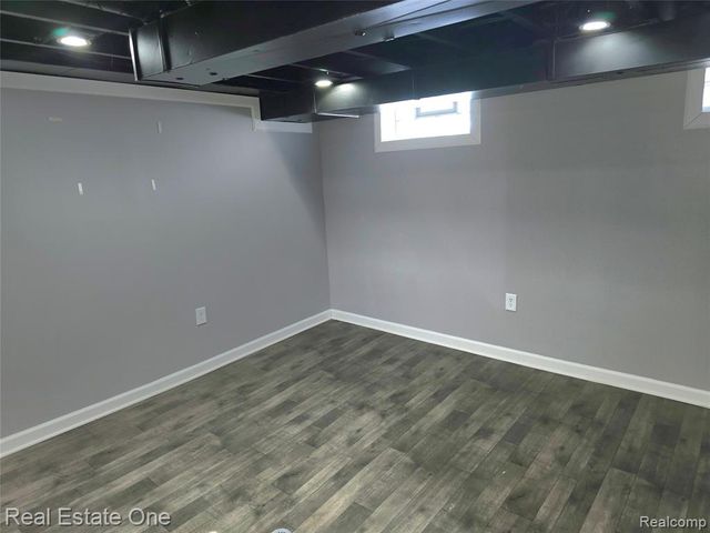 1028 E Pearl Avenue, Hazel Park, MI 48030