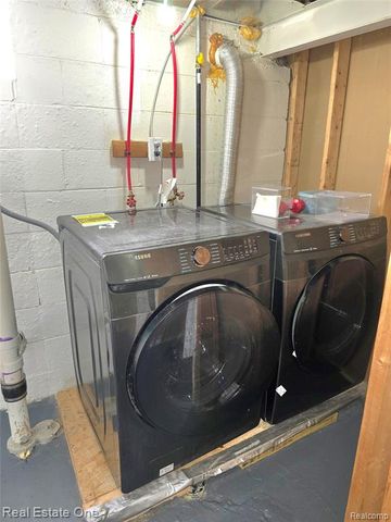 1028 E Pearl Avenue, Hazel Park, MI 48030