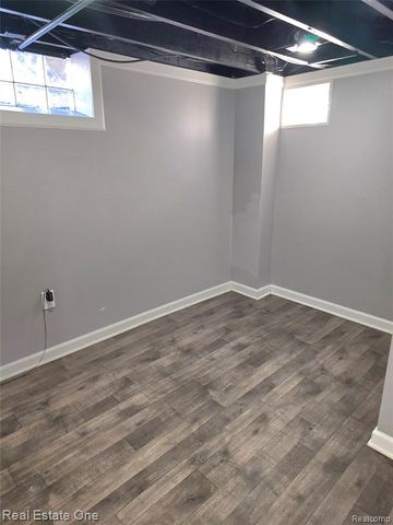 1028 E Pearl Avenue, Hazel Park, MI 48030