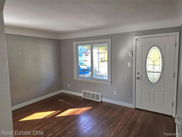 1028 E Pearl Avenue, Hazel Park, MI 48030