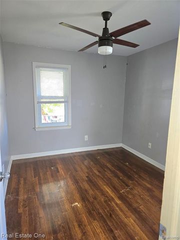 1028 E Pearl Avenue, Hazel Park, MI 48030