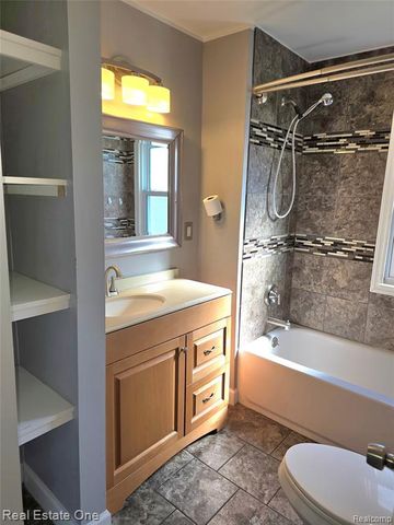 1028 E Pearl Avenue, Hazel Park, MI 48030