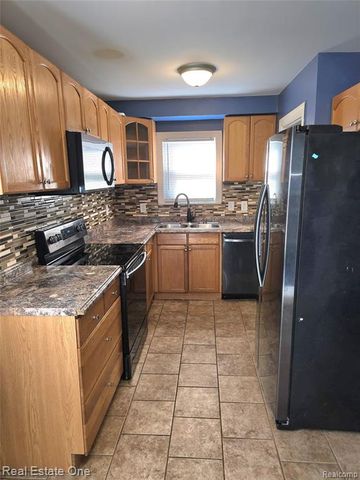 1028 E Pearl Avenue, Hazel Park, MI 48030