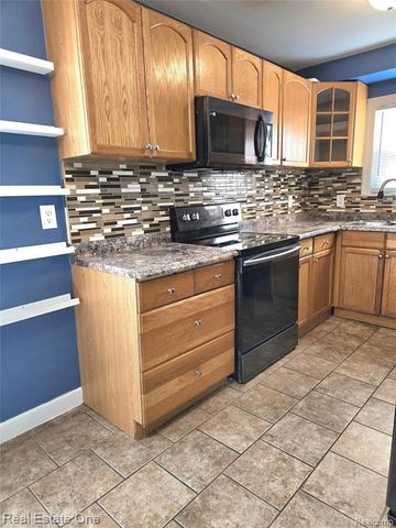 1028 E Pearl Avenue, Hazel Park, MI 48030