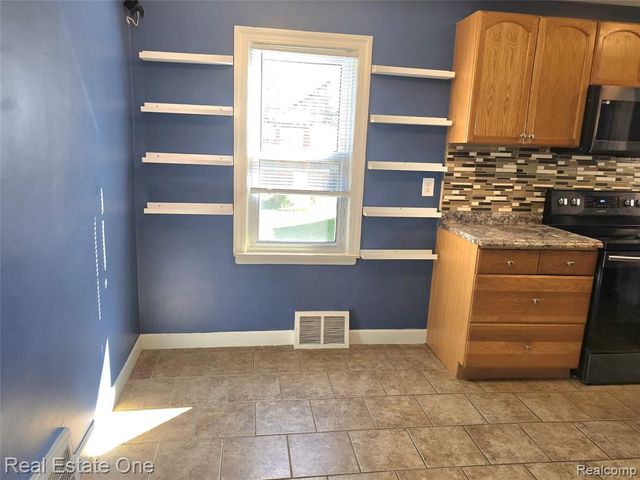 1028 E Pearl Avenue, Hazel Park, MI 48030