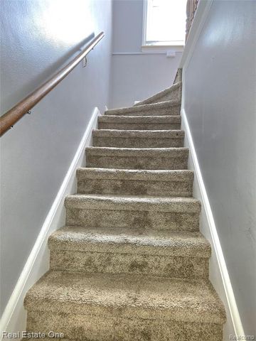 1028 E Pearl Avenue, Hazel Park, MI 48030