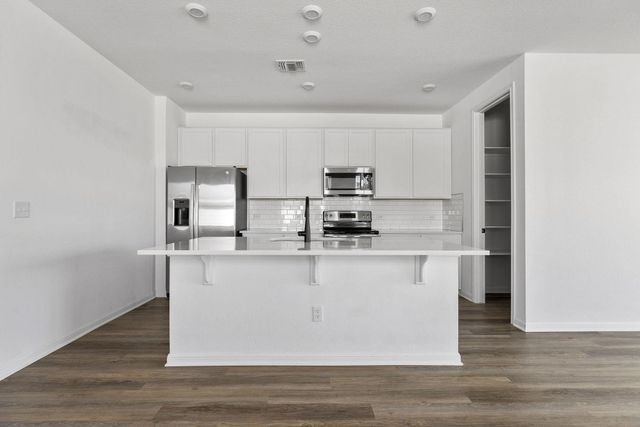 612 Seabiscuit DR, Jarrell, TX 76537