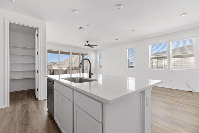 612 Seabiscuit DR, Jarrell, TX 76537