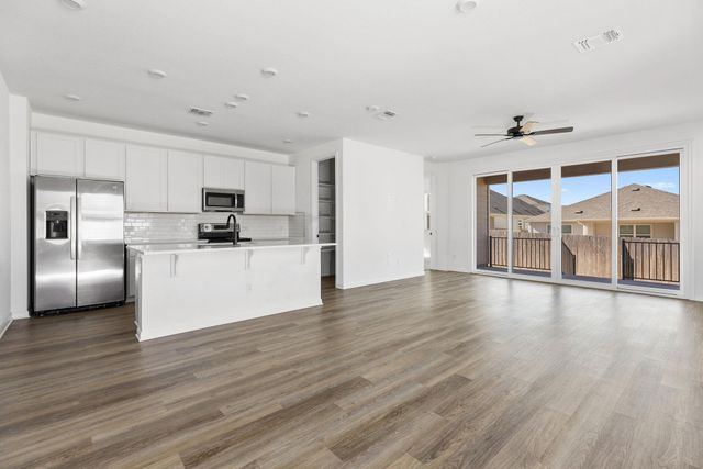 612 Seabiscuit DR, Jarrell, TX 76537