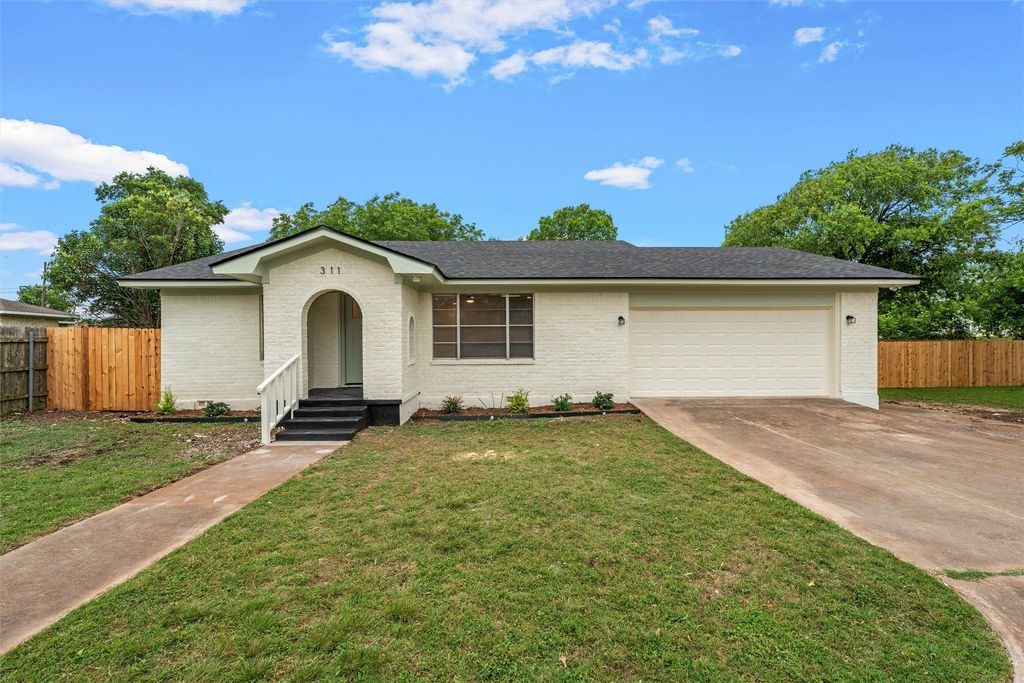 311 Arthur Street, Mcgregor, TX 76657