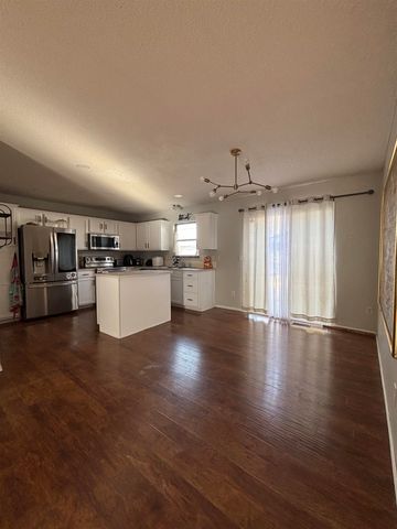 1314 E Hurley St, Haysville, KS 67060