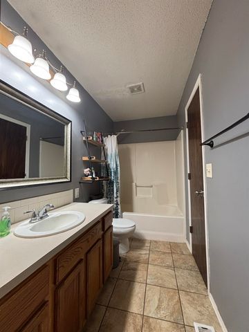 1314 E Hurley St, Haysville, KS 67060