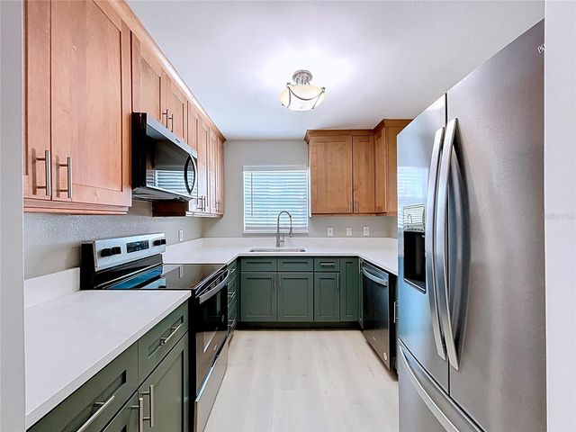 8822 BAY STREET NE, St Petersburg, FL 33702