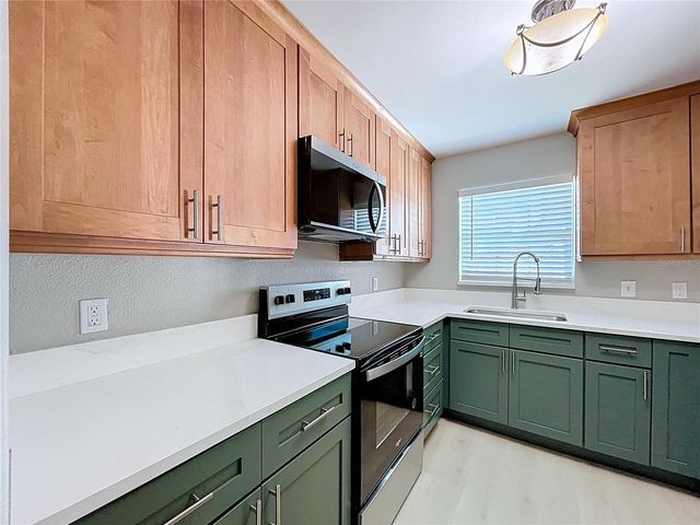 8822 BAY STREET NE, St Petersburg, FL 33702