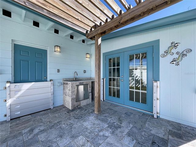 8822 BAY STREET NE, St Petersburg, FL 33702