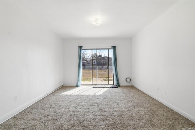 508 Crouch Ave, Devine, TX 78016