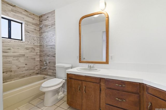 508 Crouch Ave, Devine, TX 78016