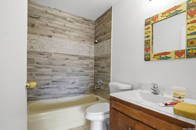 508 Crouch Ave, Devine, TX 78016