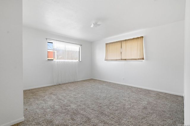 508 Crouch Ave, Devine, TX 78016