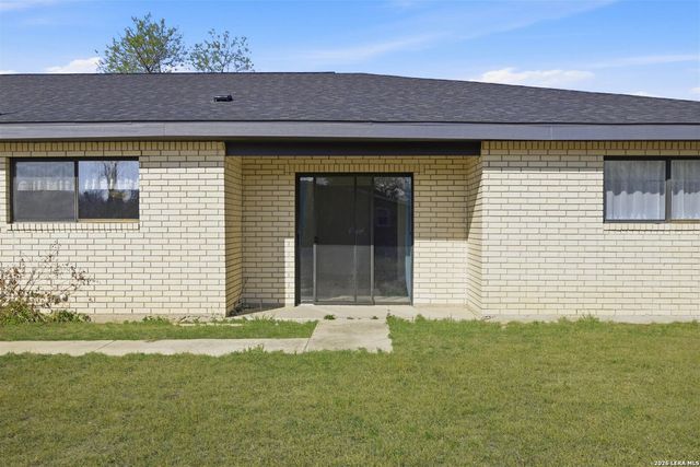 508 Crouch Ave, Devine, TX 78016