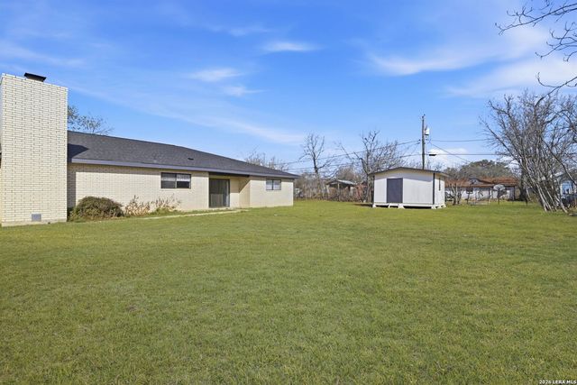 508 Crouch Ave, Devine, TX 78016