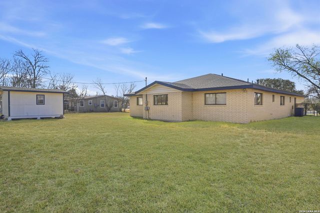 508 Crouch Ave, Devine, TX 78016