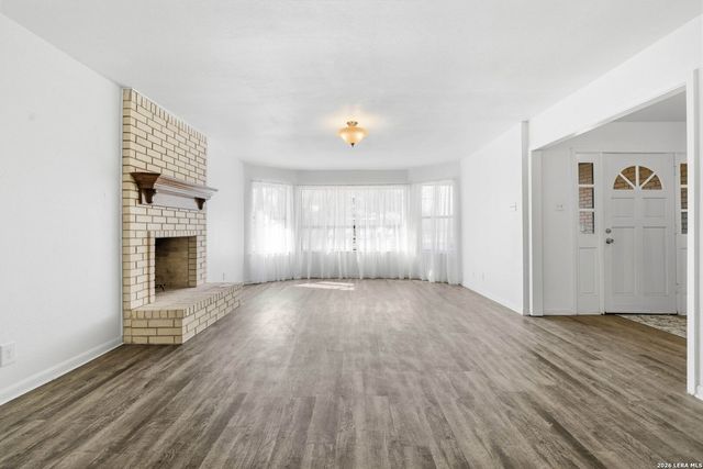 508 Crouch Ave, Devine, TX 78016