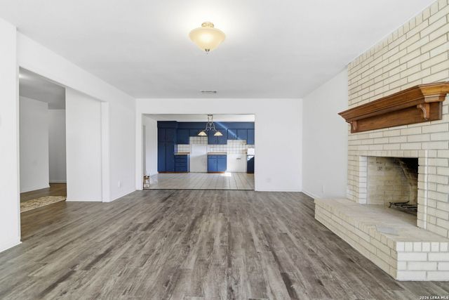 508 Crouch Ave, Devine, TX 78016