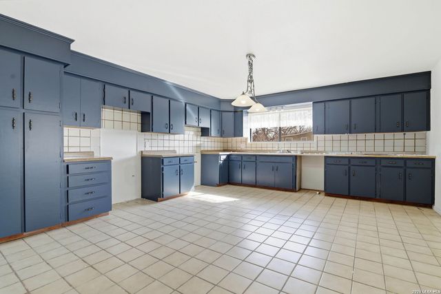 508 Crouch Ave, Devine, TX 78016