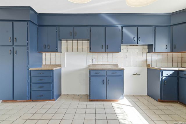 508 Crouch Ave, Devine, TX 78016