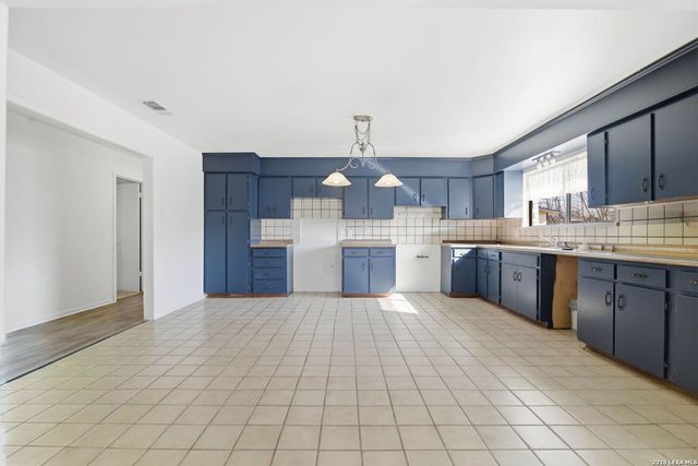 508 Crouch Ave, Devine, TX 78016