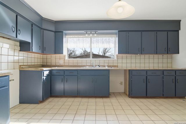 508 Crouch Ave, Devine, TX 78016