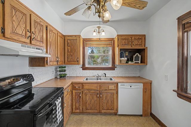 2163 10th Street Place, East Moline, IL 61244