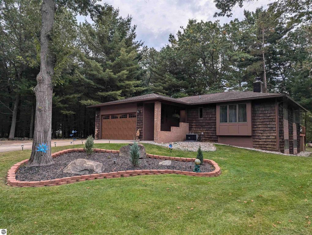 Image 1 of property listing at 5089 Golfview Drive, Au Gres, MI 48703