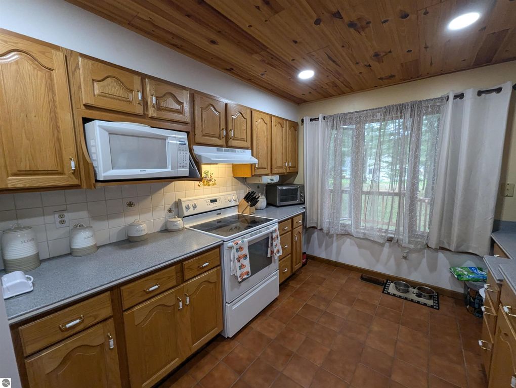 Image 14 of property listing at 5089 Golfview Drive, Au Gres, MI 48703