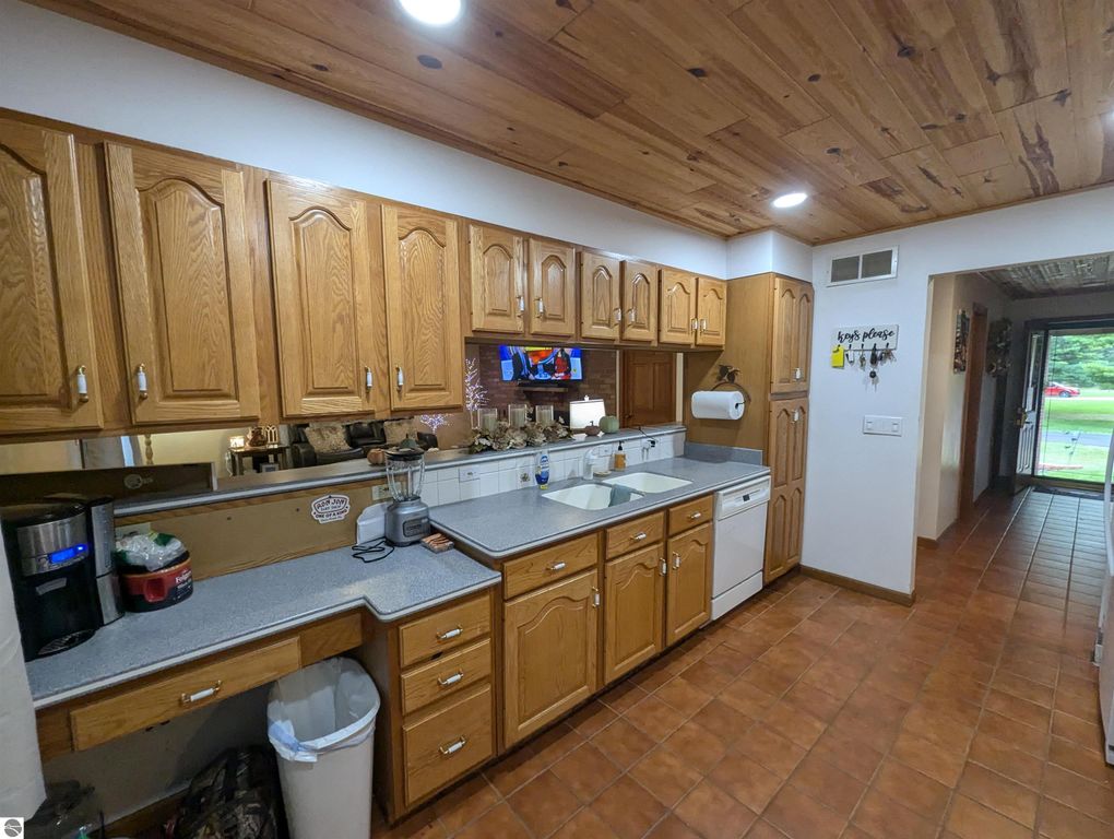 Image 15 of property listing at 5089 Golfview Drive, Au Gres, MI 48703