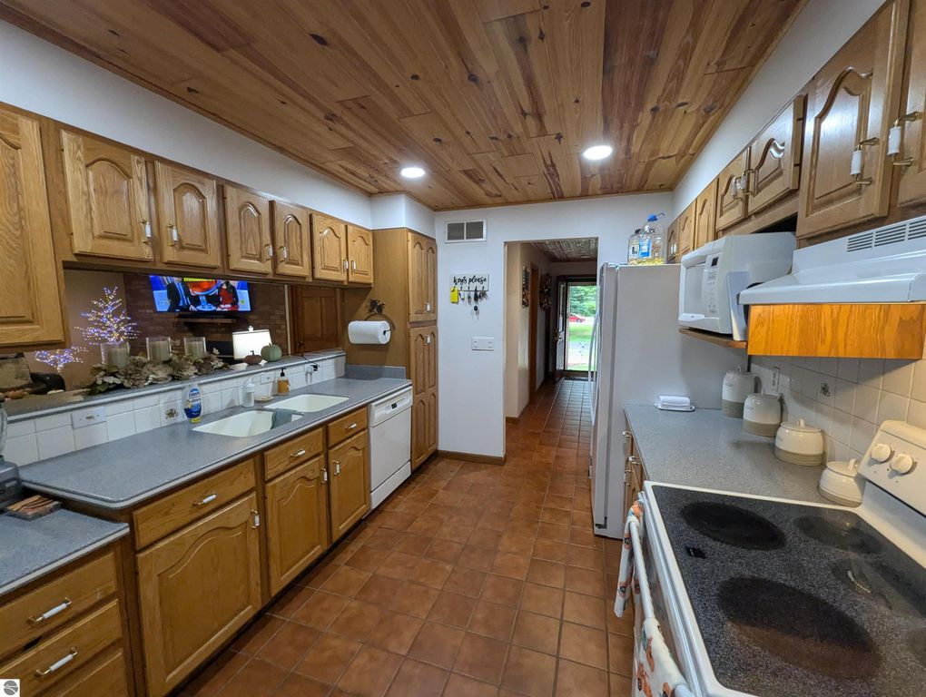 Image 16 of property listing at 5089 Golfview Drive, Au Gres, MI 48703