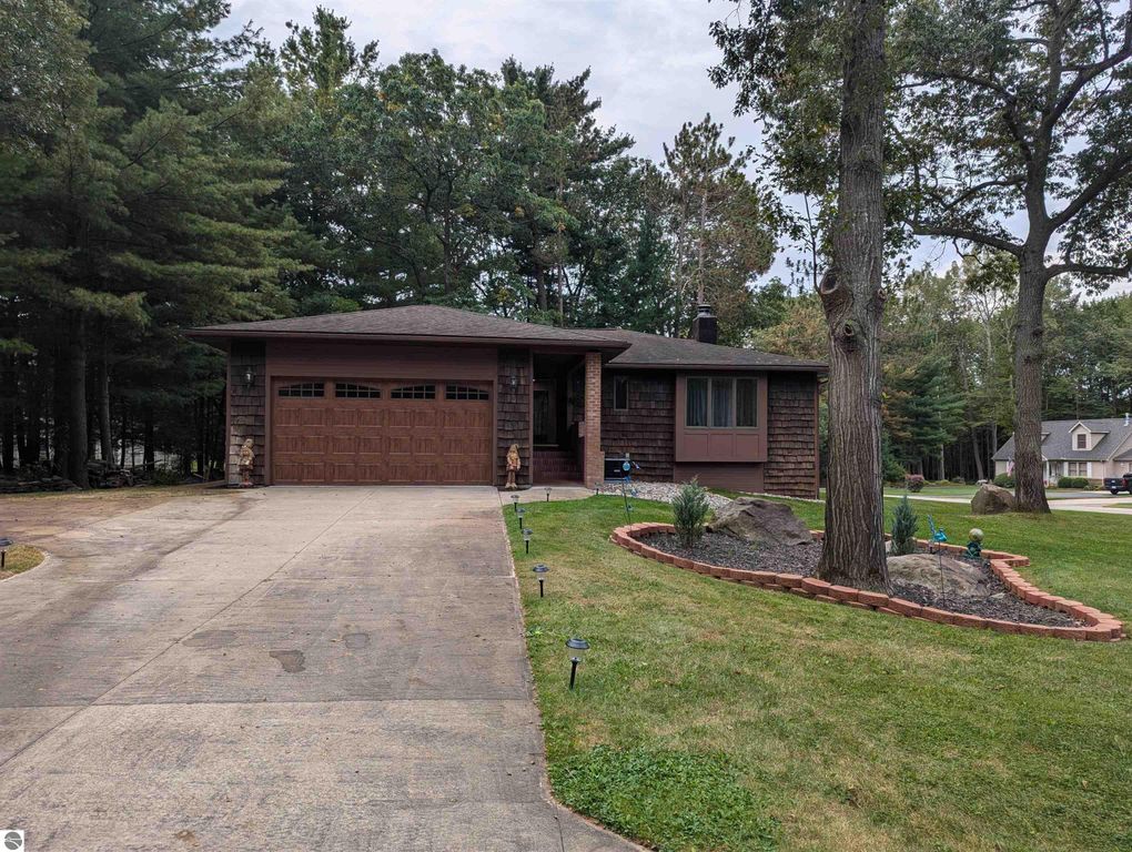Image 2 of property listing at 5089 Golfview Drive, Au Gres, MI 48703